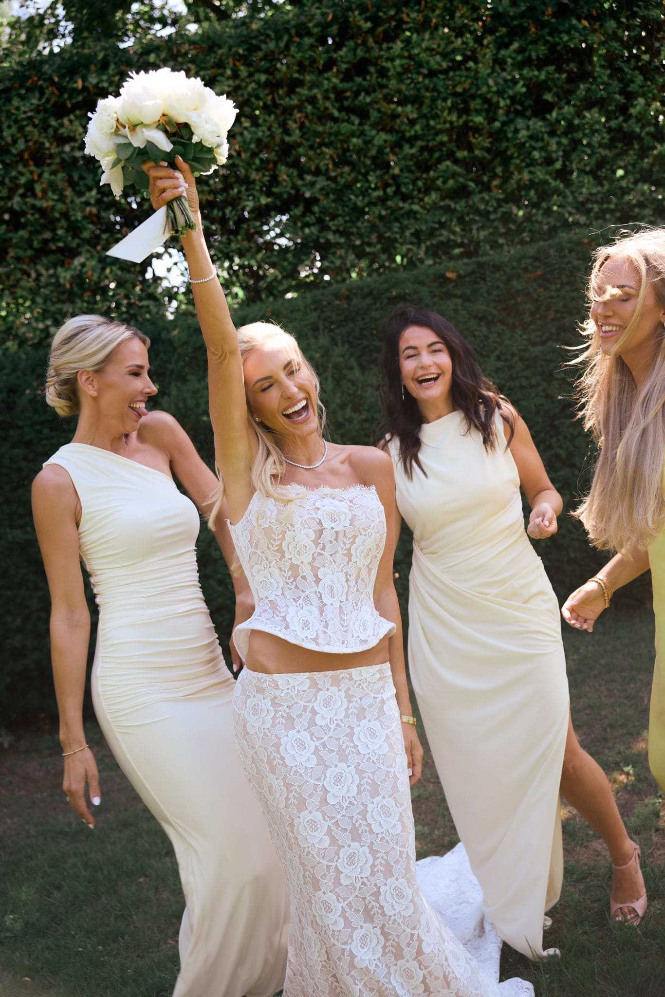 Jill Cnudde in trouwjurk met bruidsmeisjes op bruiloft