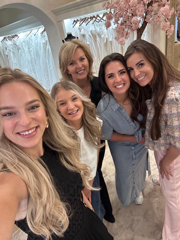 Leslie Keijzer en Ann Dominique selfie Bruidshuis Diana